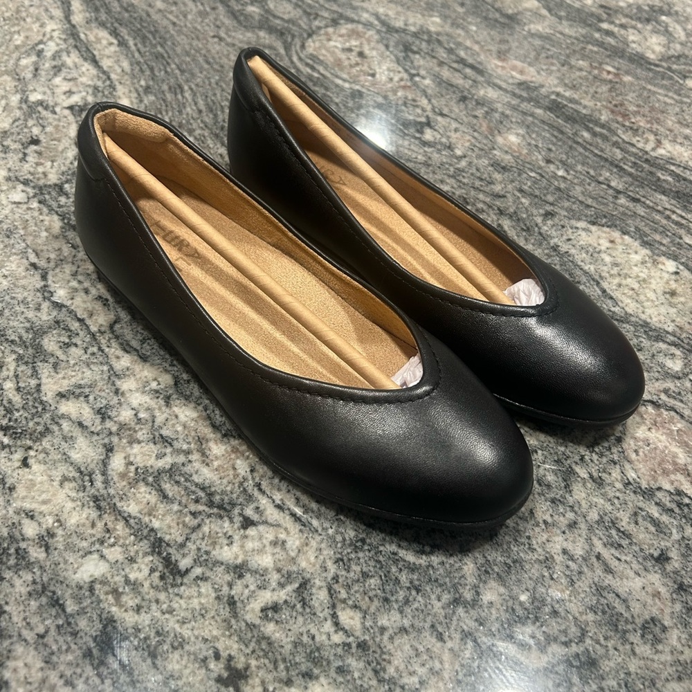New women’s naturalizer flats size 6